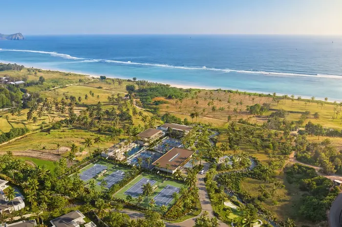 The tennis and padel academy from the air · artist's impression